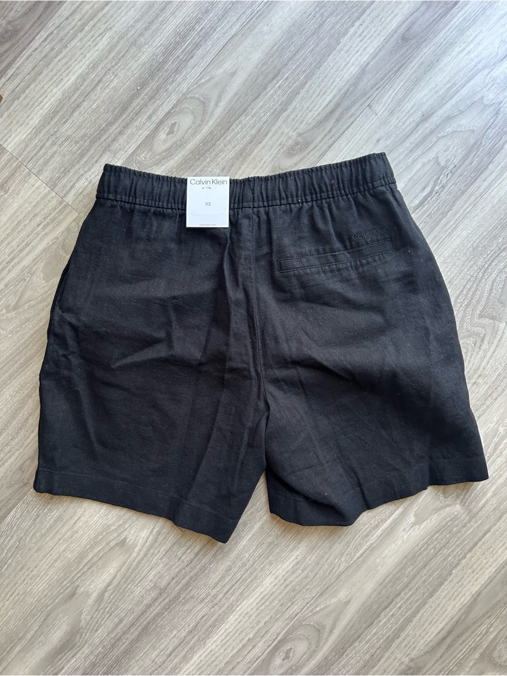 Calvin Klein | 5" Linen Pull-On Hybrid Shorts in Black (XS) - Picture 3 of 7